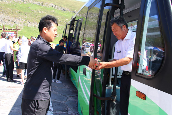 公司運營(yíng)三部開(kāi)展送清涼到一線(xiàn)活動(dòng)