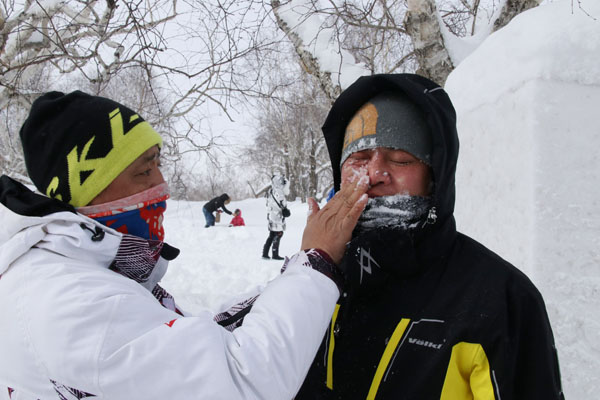 服務(wù)在新春 黨徽耀長(cháng)白