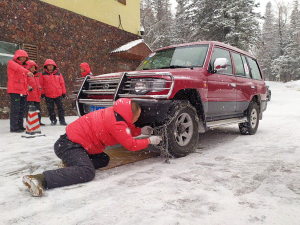 公司運營(yíng)一部、VIP管理部舉辦2019年景區冬春安全生產(chǎn)駕駛員掛裝防滑鏈比賽