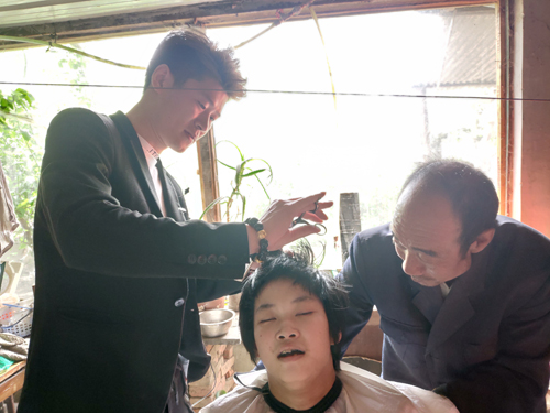 黨員情系貧困戶(hù) 端午慰問(wèn)暖人心