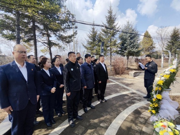 長(zhǎng)白山西南景區(qū)運(yùn)營(yíng)黨支部開(kāi)展 “清明祭英烈 鮮花寄哀思 ”主題黨日活動(dòng)